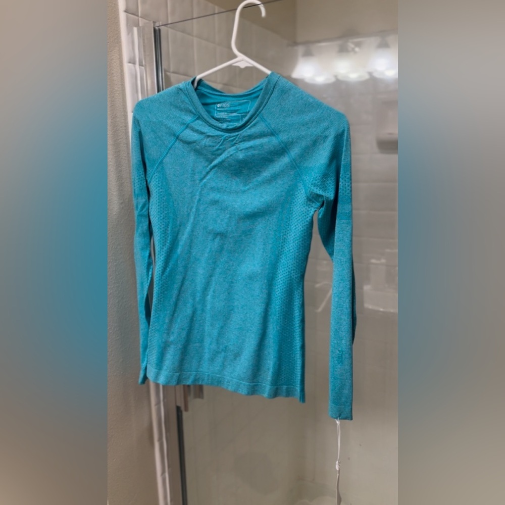 Scrub undershirt never worn size S
